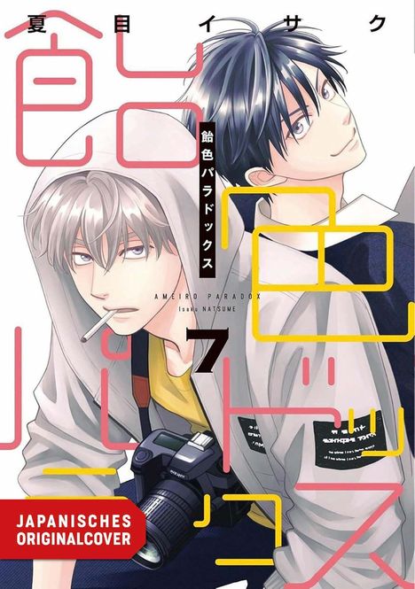 Japanisches Originalcover, Schriftzeichen, zwei junge Männer, einer mit Kamera, der andere mit Zigarette, Manga-Stil.