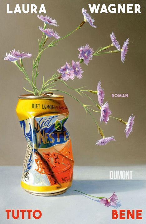 "Laura Wagner", "Roman", "DuMont", "Tutto Bene" sind geschrieben. Eine zerdrückte Dose dient als Vase für violette Blumen.