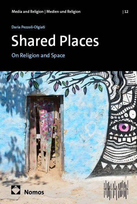 Shared Places. On Religion and Space. Eine bunte Tür in einer Wand mit einem bemalten Gesicht darunter.
