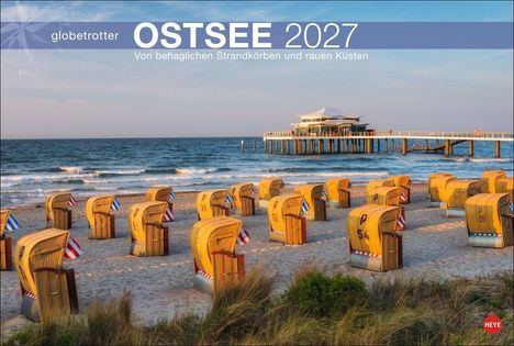 „globetrotter OSTSEE 2027 Von behaglichen Strandkörben und rauen Küsten.“ Strandkörbe am Sandstrand vor einem Steg im Meer.