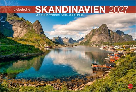 "SKANDINAVIEN 2027: Von stillen Wäldern, Seen und Fjorden." Berglandschaft mit Wasser, roten Häusern und blauem Himmel.
