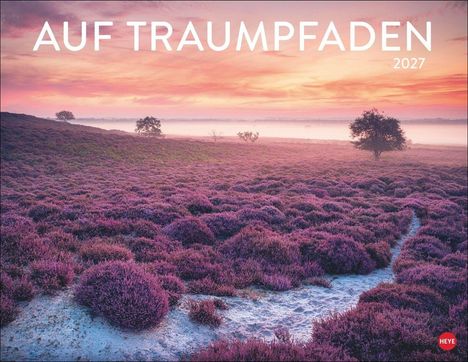 "AUF TRAUMPFADEN 2027." Eine weite lilafarbene Heidelandschaft im Morgenlicht mit Pastellhimmel und vereinzelten Bäumen.