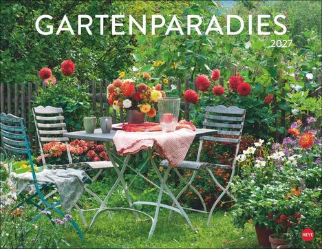 "GARTENPARADIES 2027". Ein blühender Garten mit Tisch, Stühlen und bunten Blumen.