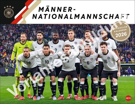 "MÄNNER-NATIONALMANNSCHAFT" und "OFFIZIELLER KALENDER 2026". Fußballteam in weiß-trikots posiert auf einem Spielfeld.
