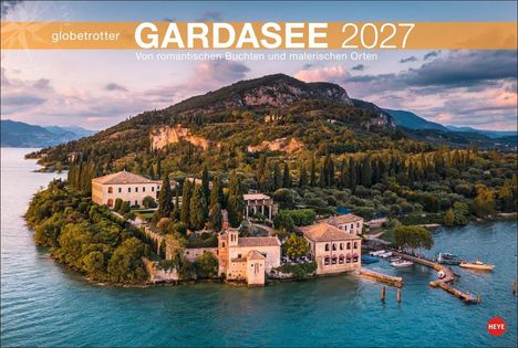"GARDASEE 2027: Von romantischen Buchten und malerischen Orten." Ein malerisches Seeufer mit historischen Gebäuden.