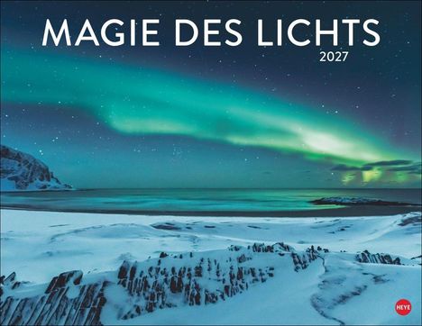 "Magie des Lichts 2027" über einem winterlichen, verschneiten Strand mit Nordlichtern am Himmel.