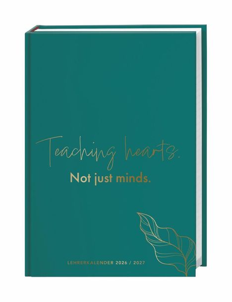 „Teaching hearts. Not just minds.“ Lehrer: Kalender 2026/2027, grünes Cover mit goldener Schrift und Blattillustration.