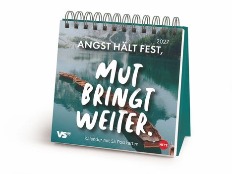 „Angst hält fest, Mut bringt weiter“ steht über einem ruhigen See mit Booten und Bergen. Spiralgebundener Tischkalender.