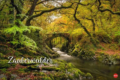 Text "Zauberwälder 2027". Eine Steinbrücke über einem Waldfluss, umgeben von dichtem, herbstlichem Laub. Logo unten rechts.