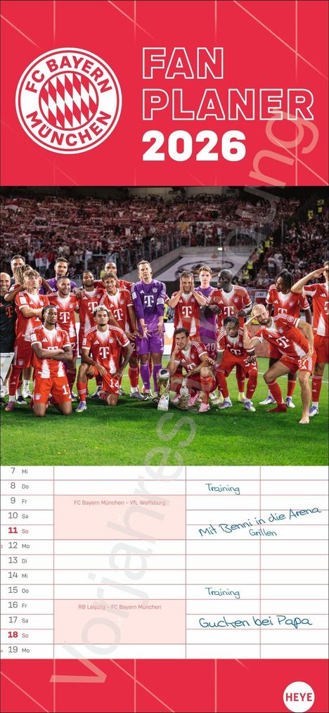 "FC Bayern München Fan Planer 2026". Fußballteam posiert auf Rasen, Kalender mit Terminen und Notizen.