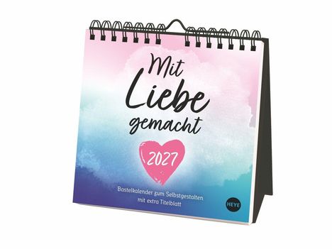 „Mit Liebe gemacht 2027“. Bastelkalender mit Aquarellverlauf in Rosa, Blau und Lila. Herzdetail und Logo.