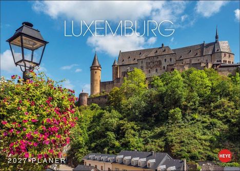 "LUXEMBURG 2027 PLANER" steht in Weiß. Ein Schloss auf einem Hügel, Blumen im Vordergrund, blauer Himmel.