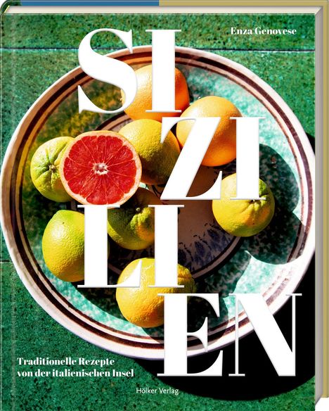 „Sizilien. Traditionelle Rezepte von der italienischen Insel. Enza Genovese.“ Teller mit bunten Zitrusfrüchten.