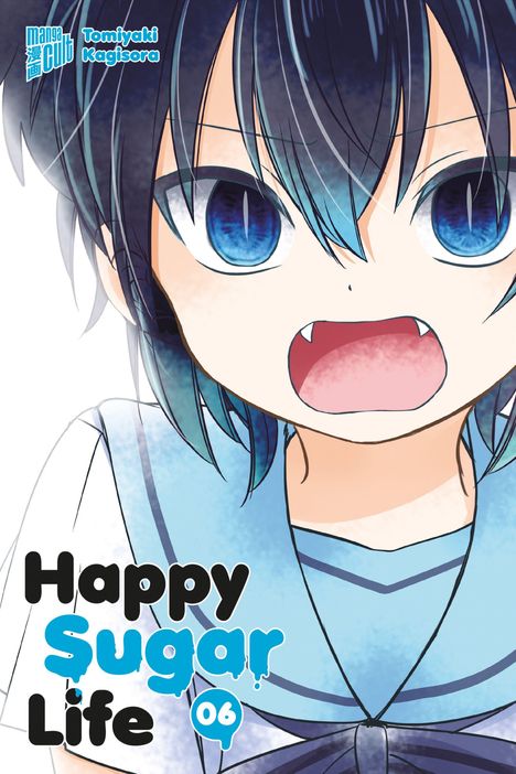"Happy Sugar Life 06" steht in großen Buchstaben. Ein Manga-Charakter mit blauen Haaren und Augen, zeigt kleine Fangzähne.