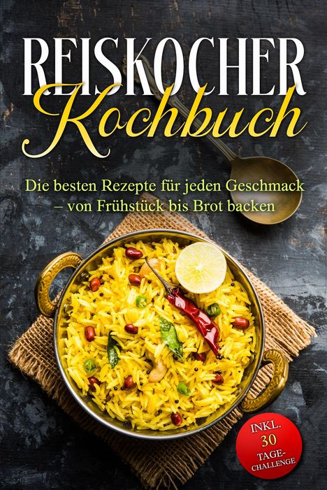 "REISKOCHER Kochbuch" steht im Bild. Ein Teller mit gelbem Reis, Chili, Limette und Gewürzen liegt auf einem Jutetuch. Links ein Löffel.