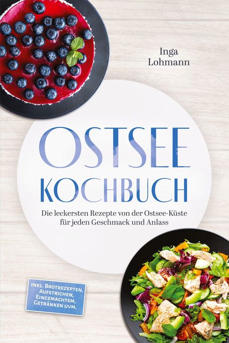 Der Titel "Ostsee Kochbuch" ist in Blau. Oben links ein Kuchen mit Blaubeeren, unten rechts ein bunter Salat auf schwarzem Teller.