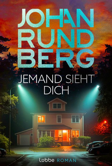 Text: "JOHAN RUNDBERG JEMAND SIEHT DICH" und "Lübbe ROMAN". Ein beleuchtetes Haus bei Nacht mit Laternen.