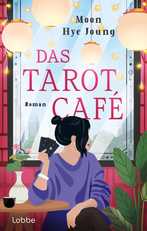 "Das Tarot Café", Moon Hye Joung, Roman. Illustration: Frau mit Tarotkarten, Lichterkette, Fensterblick auf Stadt.