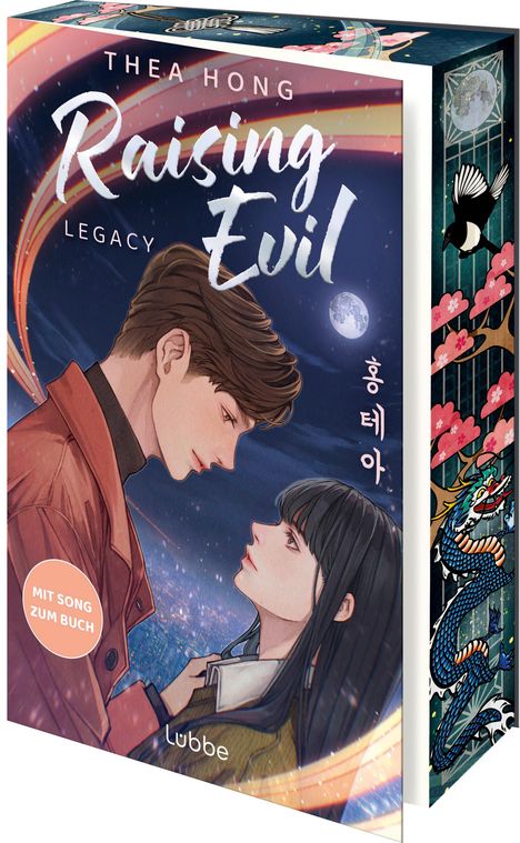 Ein Paar in innigem Blickkontakt, vor einer nächtlichen Stadtkulisse mit Mond. Farbige Illustration mit floralen und tierischen Mustern.