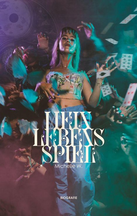 "MEIN LEBENSSPIEL, Michelle W., BIOGRAFIE." Eine Frau steht im Zentrum, Karten fliegen um sie, umgeben von Händen.