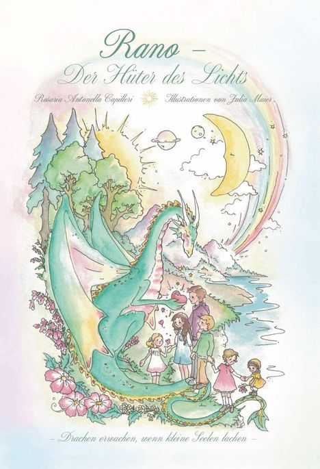 „Rano – Der Hüter des Lichts.“ Illustration eines grünen Drachen mit Kindern, Bäumen, Sonne, Mond und Regenbogen.