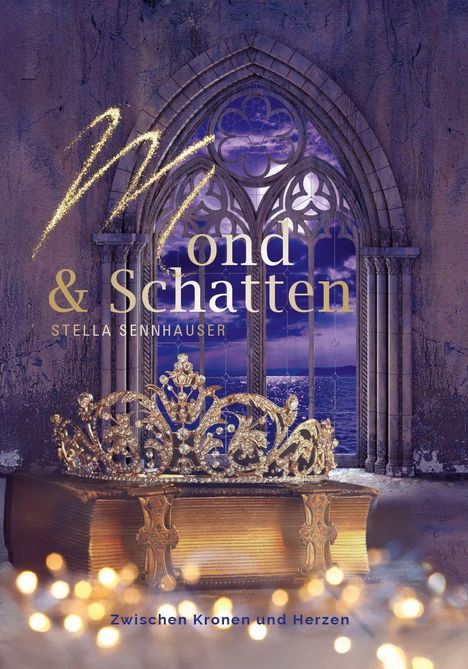 Mond & Schatten. Stella Sennhauser. Zwischen Kronen und Herzen. Reich verzierte Krone vor gotischem Fenster und Meer.