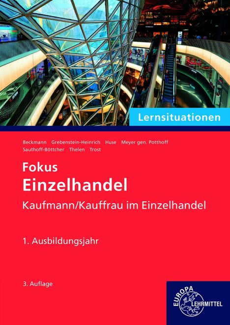 Text: Lernsituationen, Fokus Einzelhandel, Kaufmann/Kauffrau im Einzelhandel, 1. Ausbildungsjahr, 3. Auflage.  
Bild: Einkaufszentrum mit Rolltreppen.