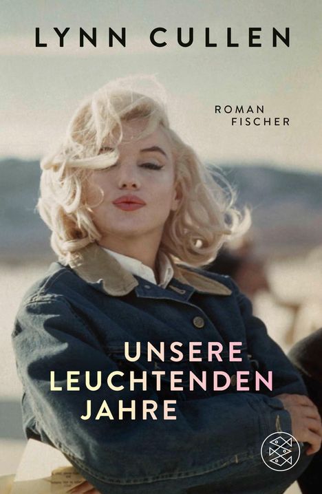"LYNN CULLEN", "UNSERE LEUCHTENDEN JAHRE", "ROMAN FISCHER." Eine Frau mit blonden Locken in einer Jacke.