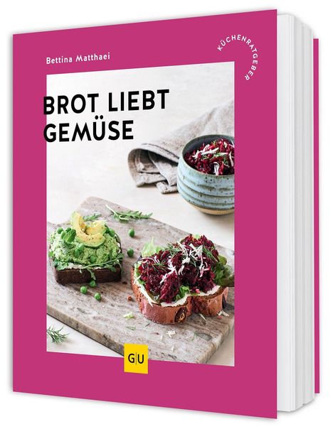 "Brot liebt Gemüse" von Bettina Matthaei. Zwei belegte Brotscheiben, eine mit Avocado und die andere mit Roter Bete.