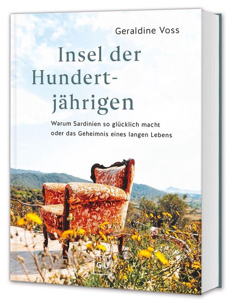„Geraldine Voss. Insel der Hundertjährigen. Warum Sardinien so glücklich macht oder das Geheimnis eines langen Lebens.“ Ein alter Sessel vor einer Landschaft mit Hügeln und gelben Blumen.