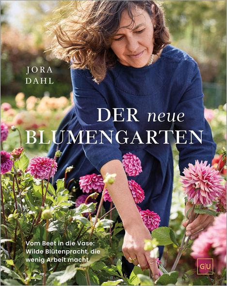 „Jora Dahl: DER neue BLUMENGARTEN. Vom Beet in die Vase: Wilde Blütenpracht, die wenig Arbeit macht.“ Frau pflückt Blumen.