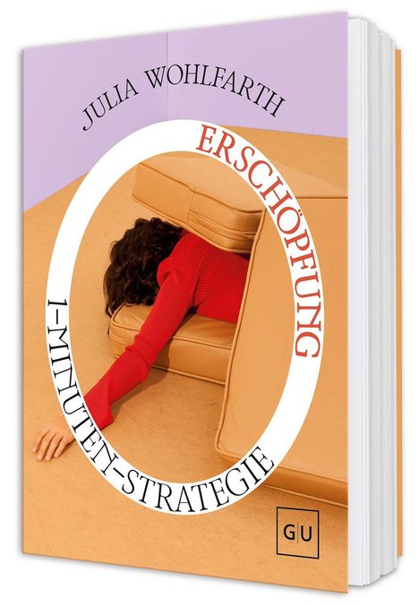 "Julia Wohlfarth", "Erschöpfung 1-Minuten-Strategie". Eine Person im roten Pullover unter Sofa-Kissen versteckt.