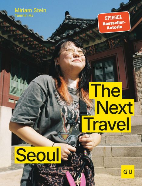 "Seoul" und "The Next Travel" in gelben Kästen. Eine Person lacht vor traditionell koreanischem Gebäude.