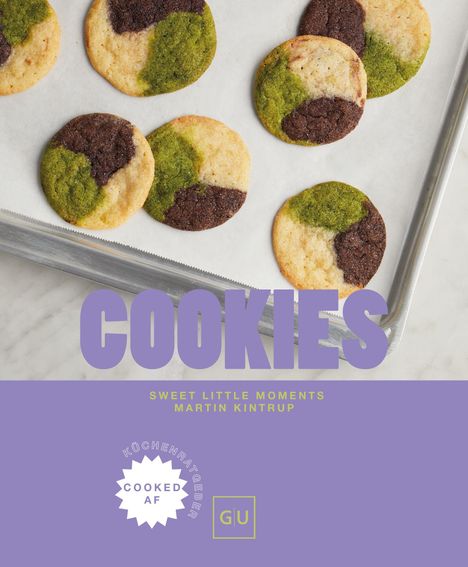 Text: "COOKIES", "SWEET LITTLE MOMENTS", "MARTIN KINTRUP", "KÜCHENRATGEBER", "COOKED AF", "GU". Bunte Kekse auf einem Blech.