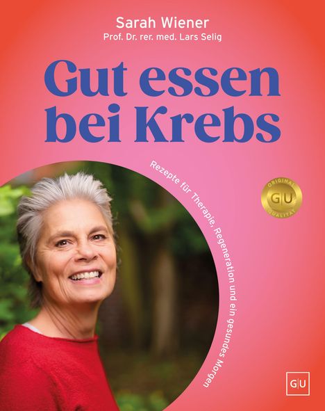 „Gut essen bei Krebs“. Sarah Wiener und Lars Selig. Frau in rotem Pullover lächelt, Hintergrund grün und verschwommen.