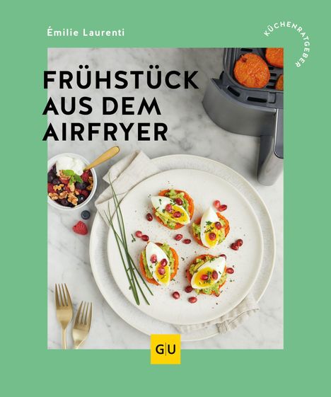 FRÜHSTÜCK AUS DEM AIRFRYER. Grüner Rahmen, Teller mit Eiern auf Gemüse, kleiner Salat, Airfryer.