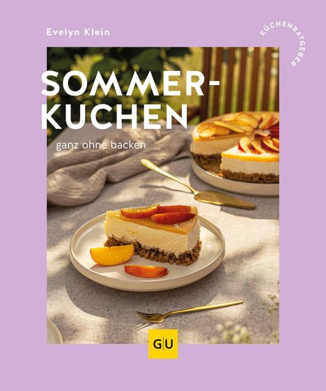 Text: "Evelyn Klein", "Sommerkuchen ganz ohne backen"; Kuchenscheibe mit Pfirsichen auf hellem Teller.