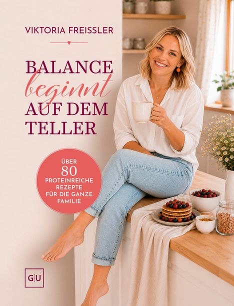"Viktoria Freissler. Balance beginnt auf dem Teller. Über 80 proteinreiche Rezepte für die ganze Familie." Frau mit Tasse.
