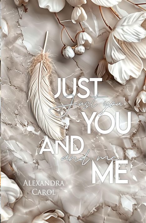 "JUST YOU AND ME" in großen Buchstaben. Beige Marmor-Hintergrund mit einer Feder und Blatt-Elementen. Namen: Alexandra Carol.