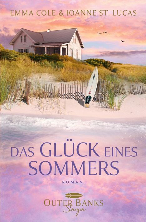 "Das Glück eines Sommers", Roman, von Emma Cole & Joanne St. Lucas, Outer Banks Saga. Ein Haus am Strand bei Sonnenuntergang.