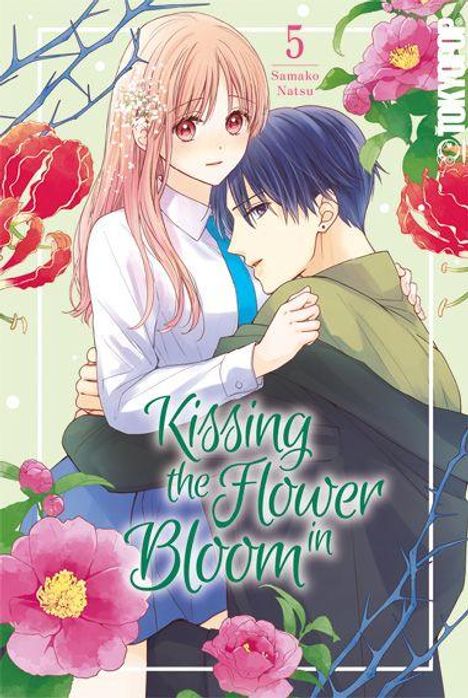 „Kissing the Flower in Bloom“, Samako Natsu. Ein Mädchen umarmt einen Jungen, umgeben von blühenden Blumen.