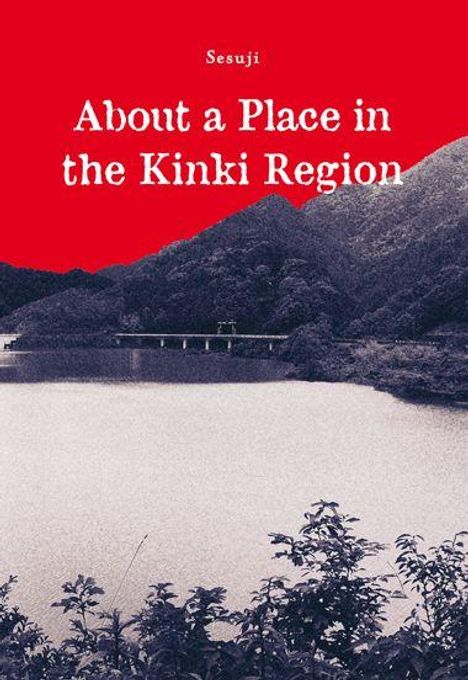 "About a Place in the Kinki Region" von Sesuji. Ein See mit Hügeln im Hintergrund, oben ein roter Himmel.