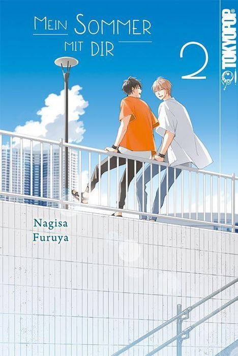 "Mein Sommer mit dir 2" oben, "Nagisa Furuya" unten links. Zwei junge Männer stehen auf einem Geländer, blauer Himmel.