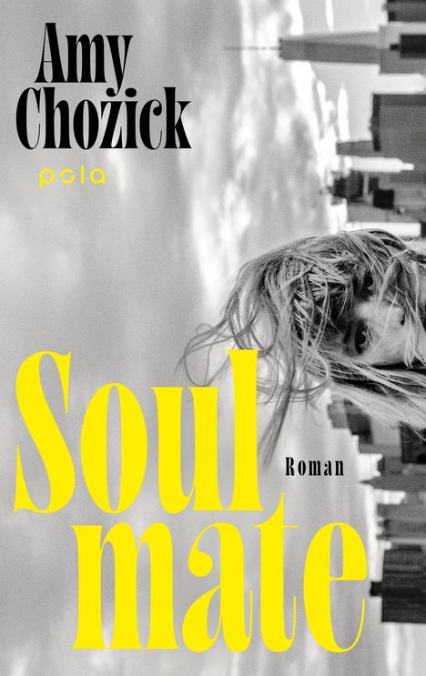 „Soulmate“, Roman von Amy Chozick, pola. Schwarz-weißes Gesicht, zerzaustes Haar, Stadt im Hintergrund.