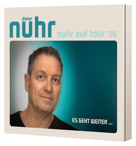 Text: „dieter nuhr“, „nuhr auf tour '26“, „ES GEHT WEITER …“. Ein Mann schaut in die Kamera, neutraler Gesichtsausdruck.
