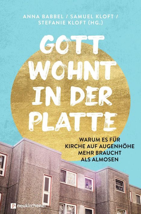 Der Text "GOTT WOHNT IN DER PLATTE". Darunter ist ein Plattenbau vor blauem Hintergrund abgebildet.
