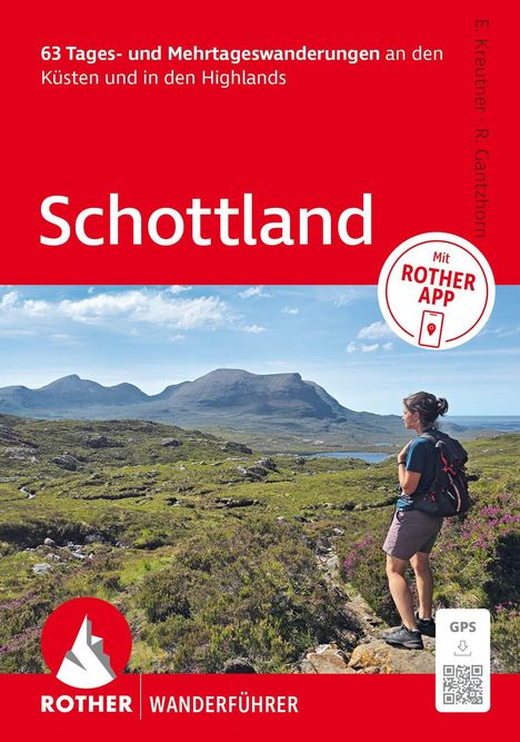 63 Wanderungen in Schottland. QR-Code darunter. Eine Frau wandert durch grüne Hügel und Berge im Hintergrund.