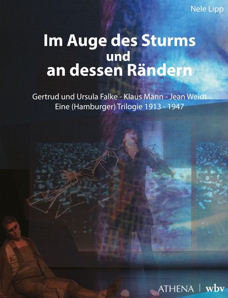 Titel: "Im Auge des Sturms und an dessen Rändern". Darunter Namen und Jahreszahlen. Stil: Bühnenperformance mit Projektionen.