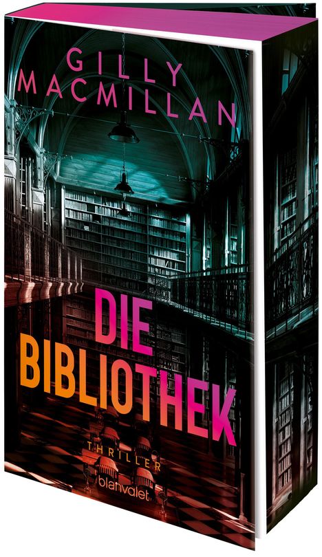 „Gilly Macmillan, Die Bibliothek, Thriller, Blanvalet.“ Ein dunkler, hoher Raum voller Bücherregale.