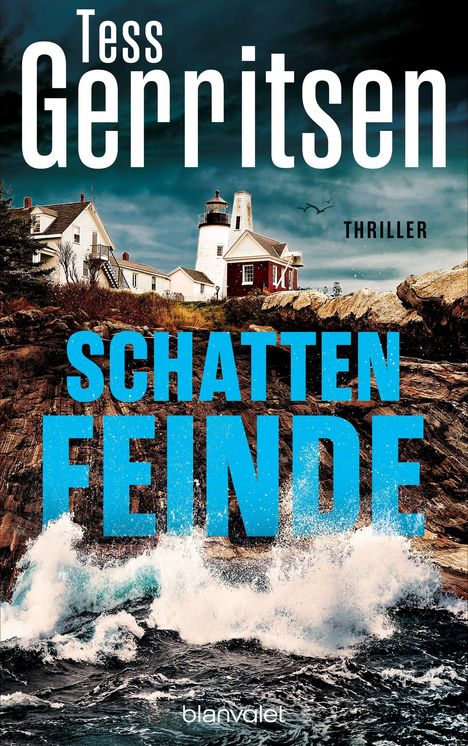 „Tess Gerritsen, Thriller, Schattenfreunde, blanvalet“. Stürmische Küste mit Leuchtturm und Häusern unter dramatischem Himmel.
